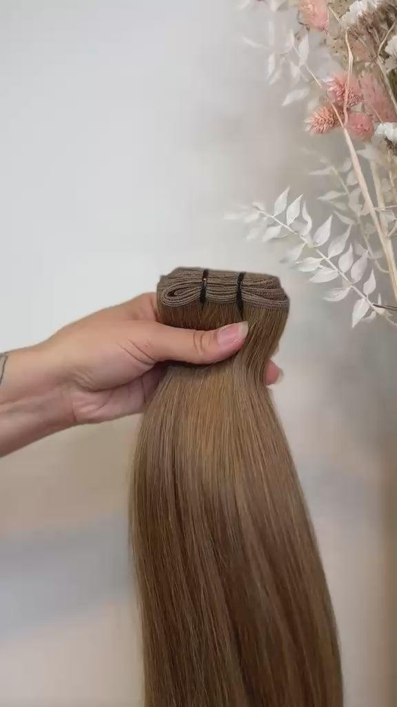 Machine Weft Tressen in warmem Caramelblond aus Echthaar von ROVIA Hair Basel im Video