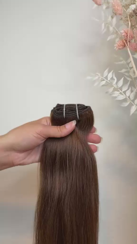 Machine Weft Tressen in Dunkelblond aus Echthaar von ROVIA Hair Basel im Video
