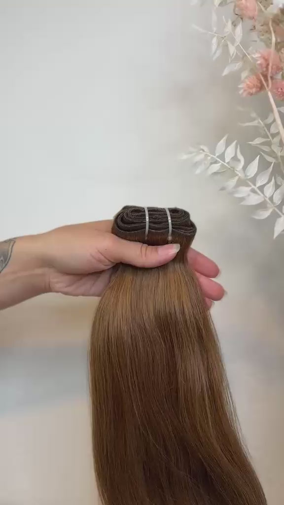 Machine Weft Tressen in Dunkel-Light-Blond aus Echthaar von ROVIA Hair Basel im Video