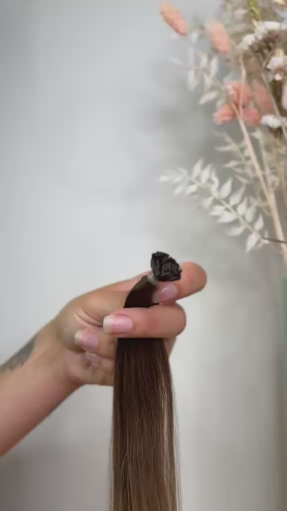 Bonding Extensions in Dunkelblond-Light und Hellblond-Asch von ROVIA Hair Basel im Video