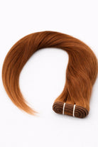 Machine Weft Premium Tressen von ROVIA Hair in Kupferblond für eine dichte Haarverlängerung.