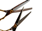 Nahaufnahme der scharfen Edelstahl-Klingen der Friseurschere für saubere Schnitte – Rovia Hair